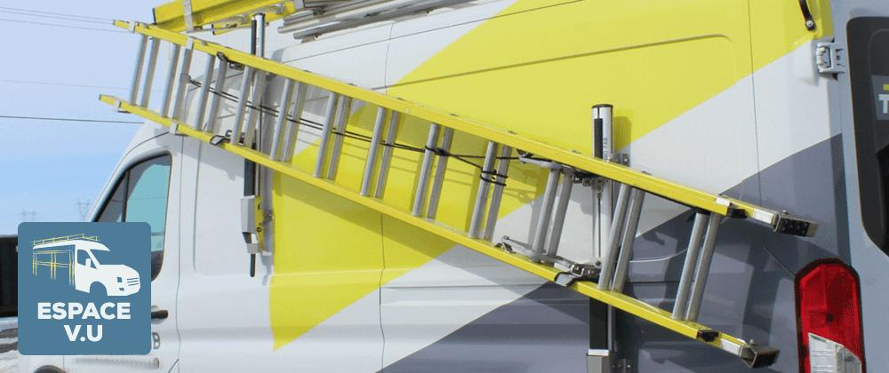 Porte-échelle latéral pour un véhicule utilitaire
