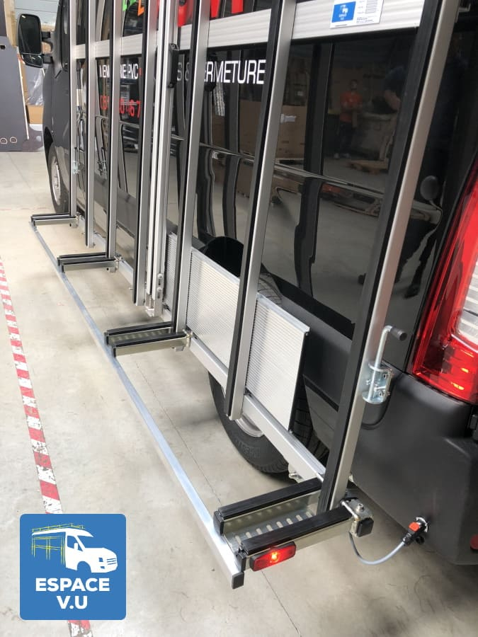Berce-vitre de transport pour le côté du fourgon ou de la camionnette.