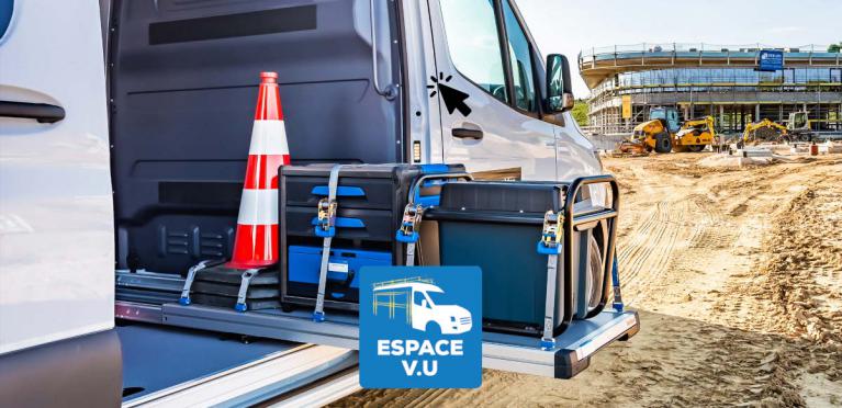 Plancher coulissant pour véhicule utilitaire professionnel, aménagement avec un plateau extractible. Equipement de fourgon et fourgonnette d’entreprise et artisan par Espace V.U Sarl. Aménagement de la soute de camping-car. Aménageur et distributeur exclusif Sortimo by Gruau pour camion et camionnette professionnelle à Bordeaux en Gironde 33, Charente 16, Charente-Maritime 17, Dordogne 24 et Lot-et-Garonne 47.