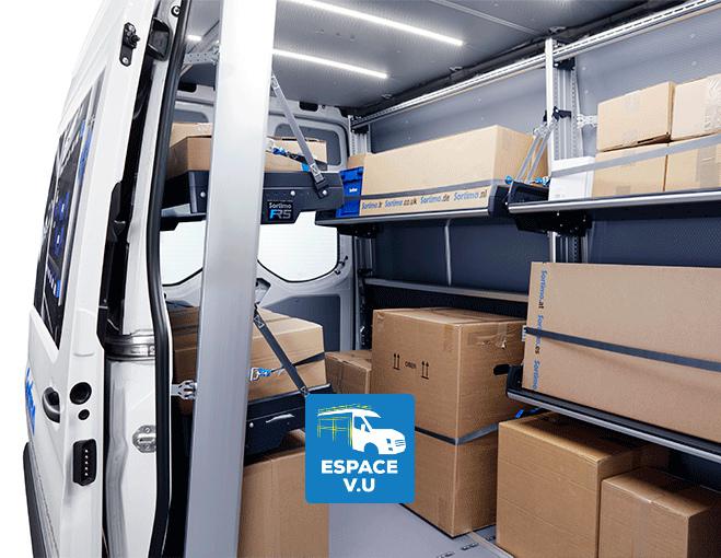 Étagère repliable métallique pour l'aménagement intérieur de véhicule utilitaire des entreprises de transport et de livraison de colis express. Agencement escamotable pour fourgon et fourgonnette par Espace V.U Sarl station Sortimo by Gruau à Bordeaux, aménageur de camion et camionnette en atelier mobile en Gironde 33, Charente 16, Charente-Maritime 17, Dordogne 24 et en Lot-et-Garonne 47.