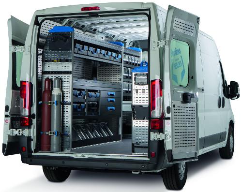 Kit métier plombier pour l'aménagement d'un camion ou d'une camionnette utilitaire professionnelle. Solutions de transport et d'arrimage pour bouteille gaz et chalumeau dans le véhicule utilitaire d'un plombier, chauffagiste, climaticien. Agencement de fourgon et de fourgonnette en atelier mobile avec des mallettes et des bacs de rangement pour les outils et les consommables d’un artisan, pour le poseur, l’installateur, le dépanneur d’une entreprise en activité de plomberie, chauffage et climatisation par Espace V.U Sarl station Sortimo by Gruau, aménageur à Bordeaux, près et autour de la Gironde 33, Charente 16, Charente-Maritime 17, Dordogne 24 et Lot-et-Garonne 47.