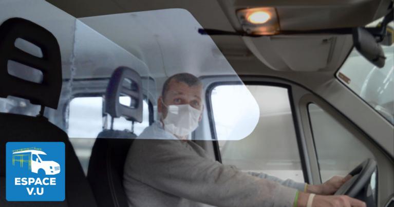 Parois (panneau) de séparation en plexiglass rigide entre le conducteur et le passager pour véhicule utilitaire.