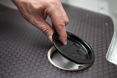 Coupelle métallique pour la fixation du plancher, reprise des anneaux d’ancrage pour la protection intérieure de la carrosserie d'un véhicule utilitaire, camion et camionnette du professionnel, artisan. Plancher antidérapant pour fourgon ou de fourgonnette professionnelle par Espace V.U Sarl station Sortimo by Gruau à Bordeaux en Gironde 33, Dordogne 24, Charente 16, Charente-Maritime 17 et Lot-et-Garonne. Vente directe usine de kit de plancher prêt à poser.