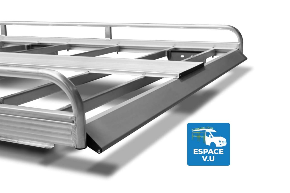Galerie en aluminium pour véhicule utilitaire, équipée d'un déflecteur d'air, d'un chemin de marche (passerrelle) et des barrières latérales renforcées. Galerie de toit pour fourgon, fourgonnette, camion et camionnette des professionnels.