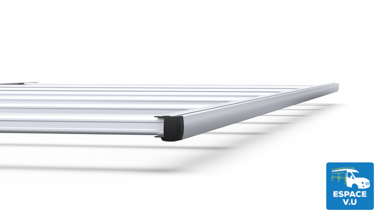 Galerie en aluminium anodisé et en acier inoxydable sans rebord sur les côtés pour faciliter les passages bas pour l'aménagement et l'équipement du toit du véhicule utilitaire des artisans. Solution de portage pour le transport des échelles et du chargement sur le pavillon du fourgon ou de la fourgonnette, le camion ou la camionnette professionnelle.