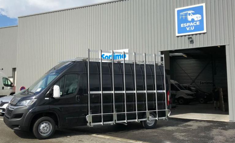 Pupitre latéral, porte-verre en aluminium pour l'équipement de véhiucle utilitaire artisan, installation de berce-vitre pour fourgon et fourgonnette  d'entreprise par Espace V.U Sarl, station Sortimom by Gruau à Bordeaux.