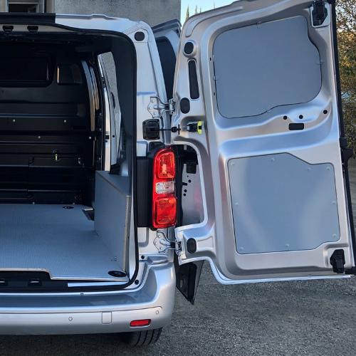 Habillage intérieur en bois pour Expert compact, standard ou long 2023 thermique ou électrique, placage en polypropylène (PVC, plastique). Plancher antidérapant, protection de carrosserie, caisson pour les passages de roues pour l'équipement du camion, camionnette, fourgon ou fourgonnette de l’artisan et du technicien de pose ou de maintenance de l’entreprise PME, grand compte et collectivité locale. Espace V.U Sarl station Sortimo by Gruau, aménageur et créateur de véhicule utilitaire atelier mobile à Bordeaux en Gironde 33, Dordogne 24, Charente 16, Charente-Maritime 17, Lot-et-Garonne 47. Vente de kit d’agencement et de rayonnage sur mesure en direct usine.