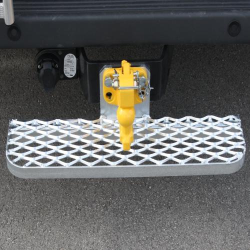 Marchepied en acier galvanisé pour Expert thermique ou électrique, véhicule utilitaire, type métal déployé pour l'équipement de fourgon. Marchepied fixe, rabattable ou rétractable, sur platine d’attelage ou sur la caisse. Permet l’accès sans efforts à l’arrière ou à la porte latérale sur véhicule utilitaire artisan, entreprise PME, grand compte et collectivité locale par Espace V.U Sarl station Sortimo by Gruau, aménageur et créateur de véhicule utilitaire atelier à Bordeaux en Gironde, Dordogne, Charente, Charente-Maritime, Lot-et-Garonne. Vente directe usine.