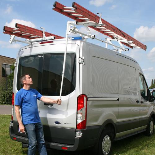 Porte-échelle latéral basculant simple ou double pour l'équipement de Expert thermique ou électrique. Charge et décharge des échelles jusqu’à 3 pans sans efforts sur véhicule utilitaire artisan, entreprise PME, grand compte et collectivité locale par Espace V.U Sarl station Sortimo by Gruau, aménageur et créateur de véhicule utilitaire atelier à Bordeaux en Gironde, Dordogne, Charente, Charente-Maritime, Lot-et-Garonne. Vente directe usine.