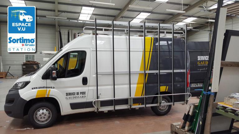 Pupitre latéral, porte-verre en aluminium pour l'équipement de véhiucle utilitaire artisan, installation de berce-vitre pour fourgon et fourgonnette d'entreprise par Espace V.U Sarl, station Sortimom by Gruau à Bordeaux.