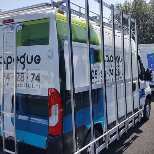 Pupitre porte-verre latéral pour Peugeot Expert thermique ou électrique, berce-vitre extérieur, porteverre pour l'équipement de fourgon et de véhicule utilitaire artisan, entreprise PME, grand compte et collectivité locale par Espace V.U Sarl station Sortimo by Gruau, aménageur et créateur de véhicule utilitaire atelier à Bordeaux en Gironde, Dordogne, Charente, Charente-Maritime, Lot-et-Garonne. Vente directe usine.