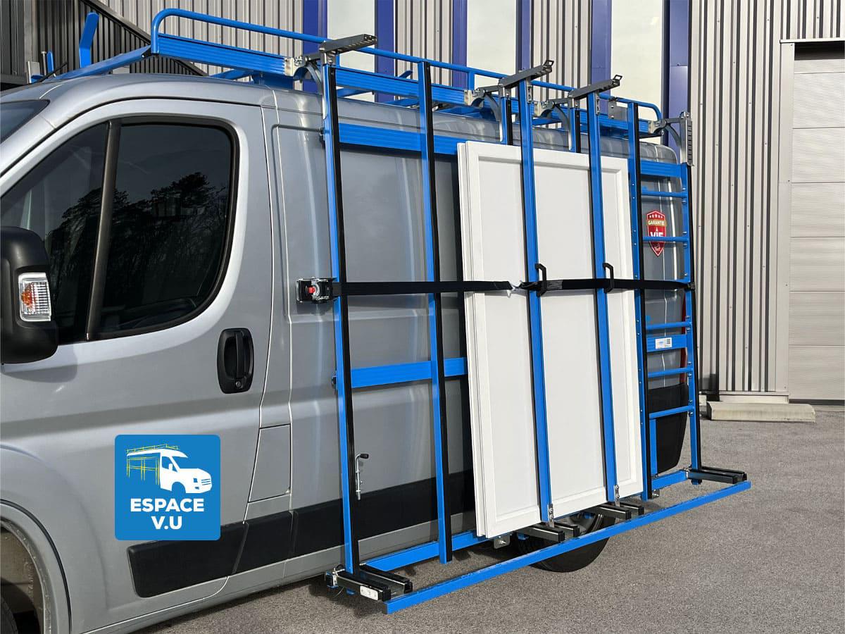 Pupitre porte-verre latéral pour véhicule utilitaire. Transport de vos verres, chassis de menuiseries et portails sur le côté du fourgon ou de la fourgonnette de l'artisan menuisier ou l'entreprise de menuiserie.