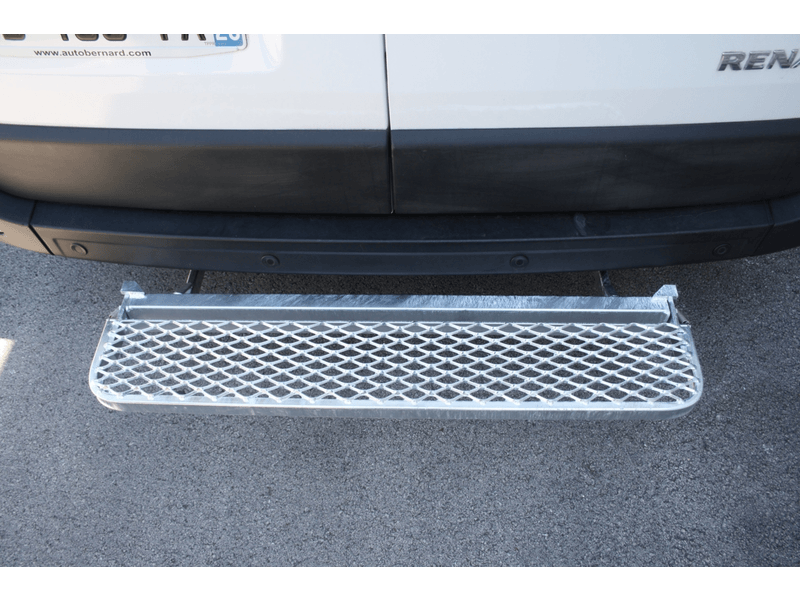 Marchepied pour le véhicule utilitaire d'un plombier, chauffagiste, climaticien. Marchepied fixe, relevable, rétractable ou escamotable, rampe de chargement en aluminium par Espace V.U Sarl, aménageur de camion et camionnette utilitaire atelier du poseur, installateur ou dépanneur en activité de plomberie, chauffage et climatisation par Espace V.U Sarl station Sortimo by Gruau, aménageur à Bordeaux, près et autour de la Gironde 33, Charente 16, Charente-Maritime 17, Dordogne 24 et Lot-et-Garonne 47.