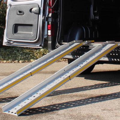 Obtenez un devis pour une paire de rampe de chargement télescopique avec une capacité de charge de 300 kg pour l'équipement d'un véhicule utillitaire léger par Espace V.U Sarl, station Sortimo by Gruau à Bordeaux en Gironde, Charente, Charente-Maritime, Dordogne et Lot-et-Garonne. Vente directe usine dans toute France.