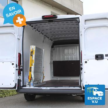 Obtenez un devis pour une rampe de chargement pliable, coulissante et pivotante avec une capacité de charge de 400 kg pour l'équipement d'un véhicule utillitaire léger par Espace V.U Sarl, station Sortimo by Gruau, aménageur de véhicule professionnel à Bordeaux en Gironde 33, Charente 16, Charente-Maritime 17, Dordogne 24 et Lot-et-Garonne 47. Vente directe usine dans toute France.