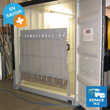 Obtenez un devis pour une rampe de chargement rabattable en un seul pan avec une capacité de charge de 600 kg à 1800 kg pour l'équipement d'un châssis caisse ou d'un container maritime par Espace V.U Sarl, station Sortimo by Gruau, aménageur de véhicule professionnel à Bordeaux en Gironde 33, Charente 16, Charente-Maritime 17, Dordogne 24 et Lot-et-Garonne 47. Vente directe usine dans toute France.