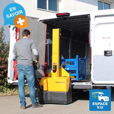 Obtenez un devis pour une rampe de chargement pliable et pivotante avec une capacité de charge de 600 kg à 1800 kg pour l'équipement d'un véhicule utilitaire léger par Espace V.U Sarl, aménageur de véhicule professionnel à Bordeaux en Gironde 33, Charente 16, Charente-Maritime 17, Dordogne 24 et Lot-et-Garonne 47. Vente directe usine dans toute France.