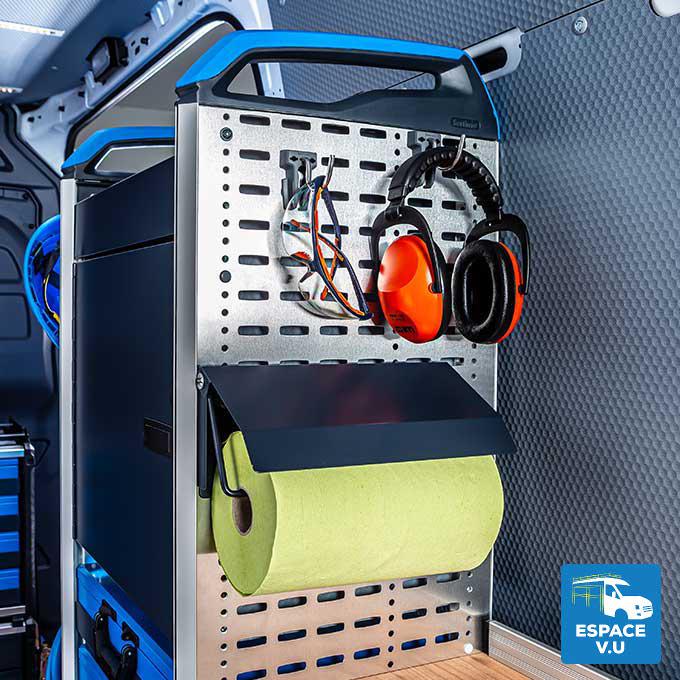 Finition en plaque d'aluminium perforée, pour le système de rangement et d'équipement « GLOBELYST 4 » pour l'aménagement de véhicule utilitaire,de fourgon et fourgonnette pour les artisans, entreprise tpe, pme, collectivité locale et grand compte par Espace V.U Sarl station Sotimo by Gruau agréée à Bordeaux en Gironde 33, Charente 16, Charente-Maritime 17, Dordogne 24 et Lot-et-Garonne 47.