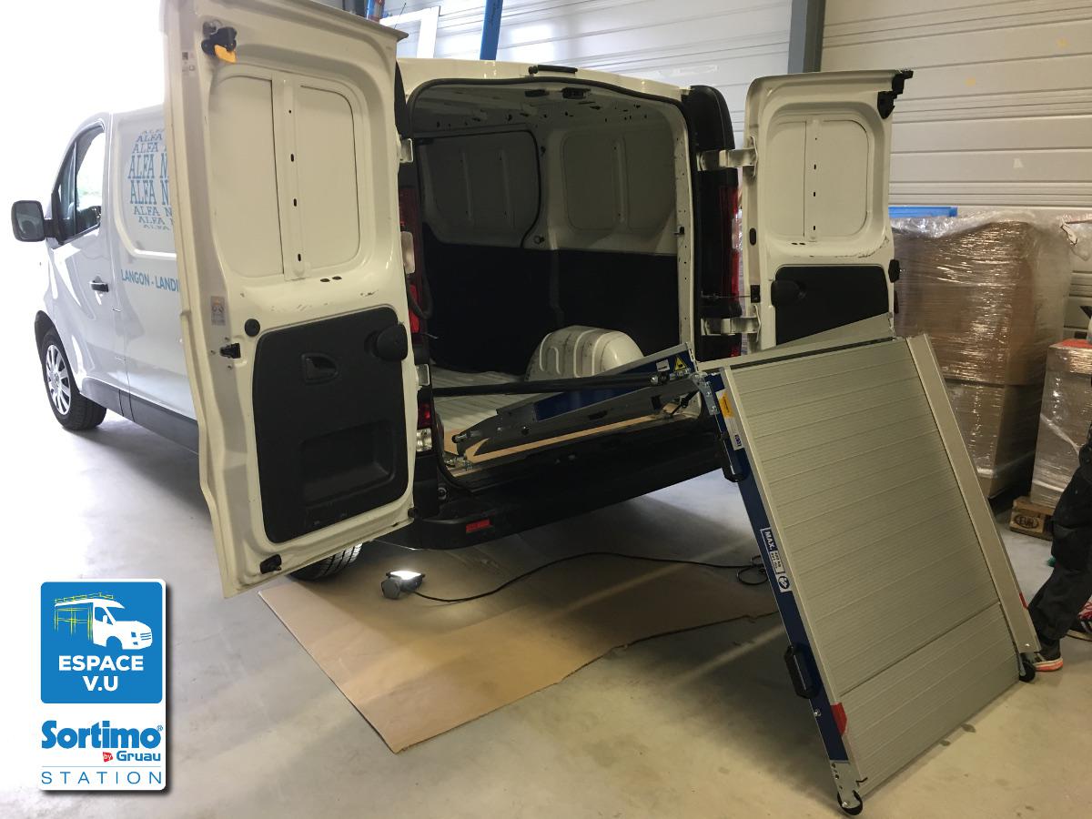 Rampe de chargement pliable en aluminium pour un véhicule utilitaire Renault Trafic.