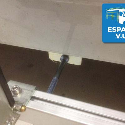 Fixation du pupitre latéral sur le bas de caisse du fourgon.