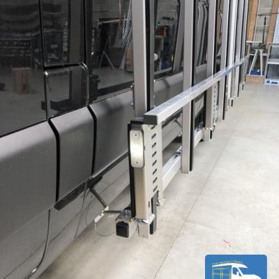 Éclairage de pupitre porte-verre latéral pour véhicule utilitaire.