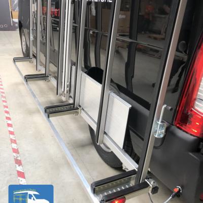 Éclairage de pupitre porte-verre latéral pour véhicule utilitaire.