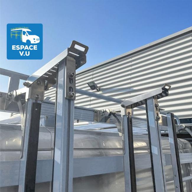 Pupitre porte-verre pour véhicule utilitaire, berce-vitre sur le côté du camion des menuisiers.