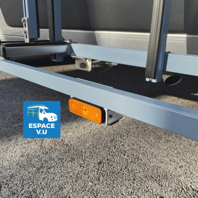 Pupitre porte-verre pour véhicule utilitaire, berce-vitre sur le côté du camion des menuisiers.