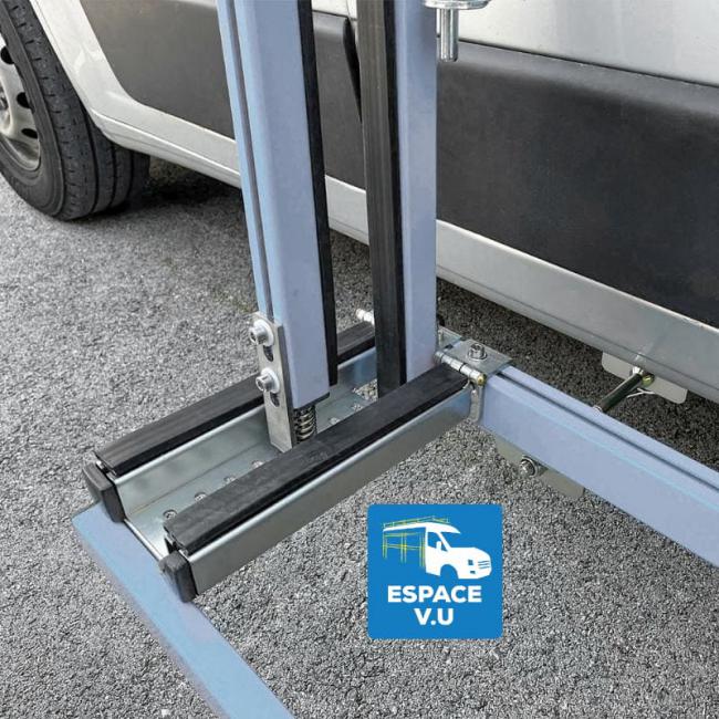 Pupitre porte-verre pour véhicule utilitaire, berce-vitre sur le côté du camion des menuisiers.