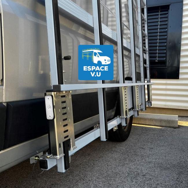 Pupitre porte-verre pour véhicule utilitaire, berce-vitre sur le côté du camion des menuisiers.