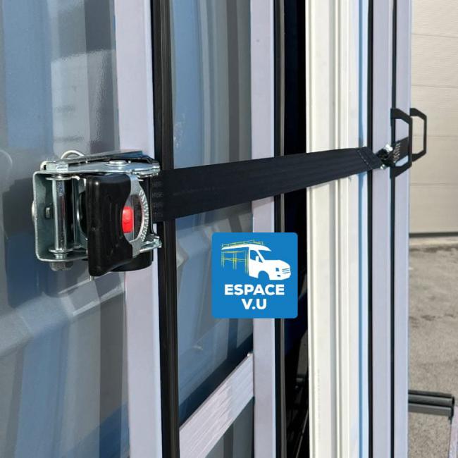 Pupitre porte-verre pour véhicule utilitaire, berce-vitre sur le côté du camion des menuisiers.