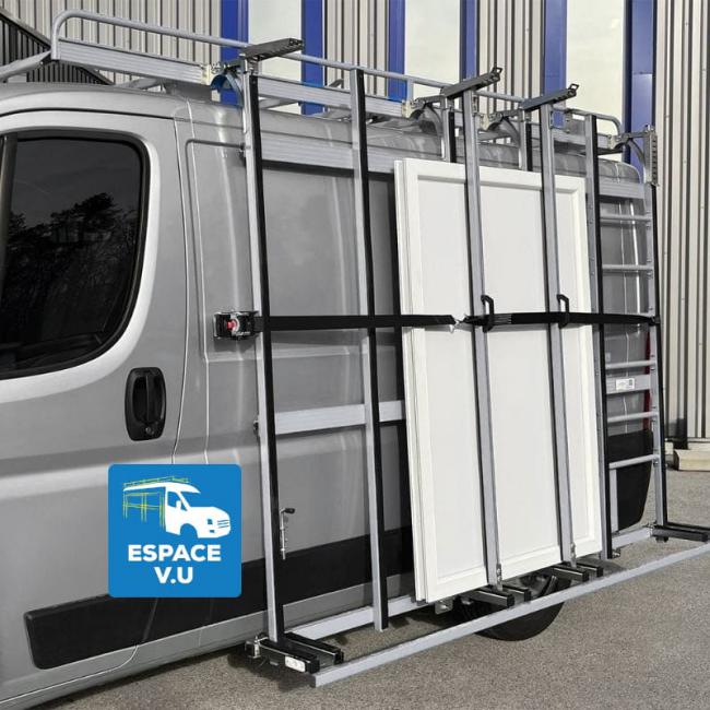 Pupitre porte-verre pour véhicule utilitaire, berce-vitre sur le côté du camion des menuisiers.