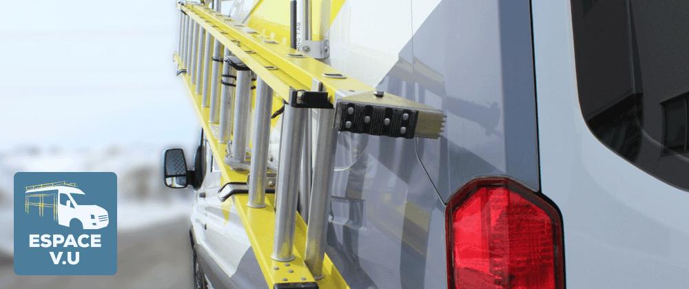 Porte échelle latéral fixe pour véhicule utilitaire.