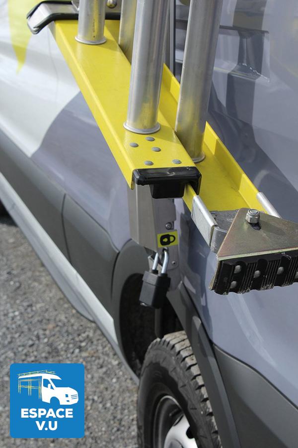 Porte-échelle latéral fixe pour l'équipement de véhicule utilitaire, fourgon et fourgonnette par Espace V.U Sarl.