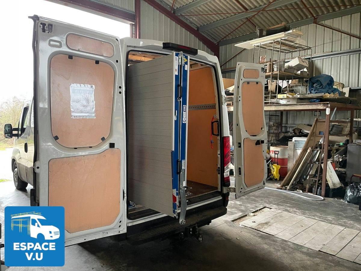 Rampe de chargement en aluminium pour véhicule utilitaire.