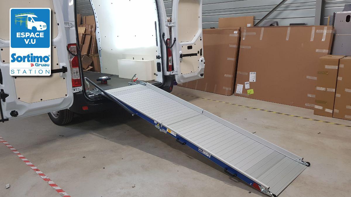 Rampe de chargement en aluminium pour véhicule utilitaire.