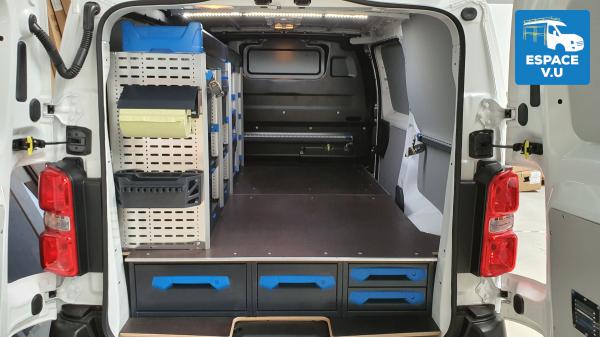 Aménagement pour un Jumpy M utilitaire d'un artisan plombier électricien en Gironde.