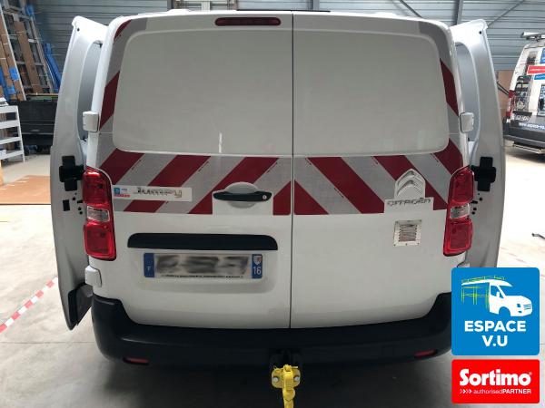 Aménagement pour un Citroën Jumpy M utilitaire double porte latérale en véhicule atelier.