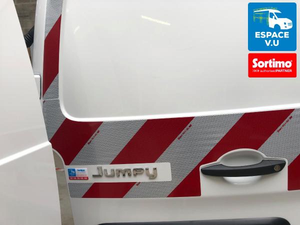 Aménagement pour un Citroën Jumpy M utilitaire double porte latérale en véhicule atelier.