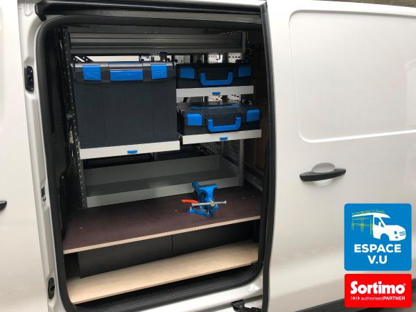 Aménagement pour un Citroën Jumpy M utilitaire double porte latérale en véhicule atelier.
