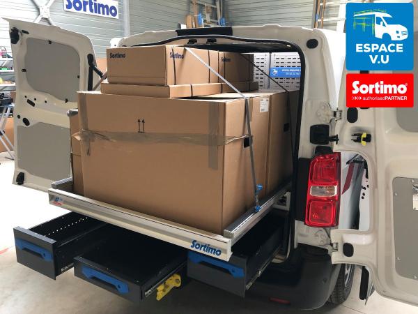 Aménagement pour un Citroën Jumpy M utilitaire double porte latérale en véhicule atelier.