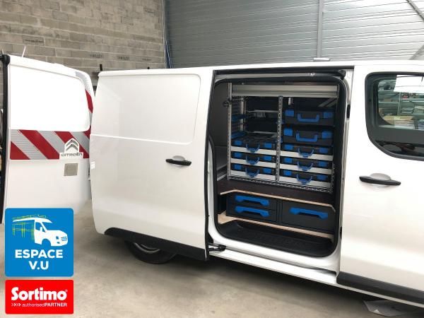 Aménagement pour un Citroën Jumpy M utilitaire double porte latérale en véhicule atelier.