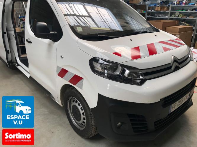 Aménagement pour un Citroën Jumpy M utilitaire double porte latérale en véhicule atelier.