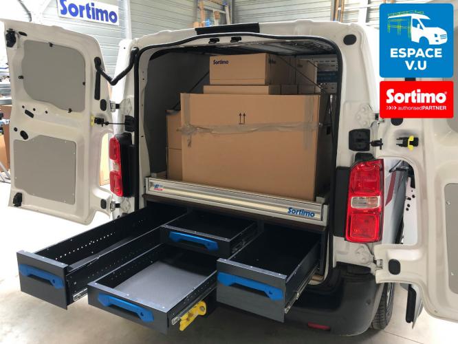 Aménagement pour un Citroën Jumpy M utilitaire double porte latérale en véhicule atelier.