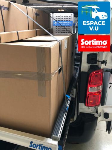 Aménagement pour un Citroën Jumpy M utilitaire double porte latérale en véhicule atelier.