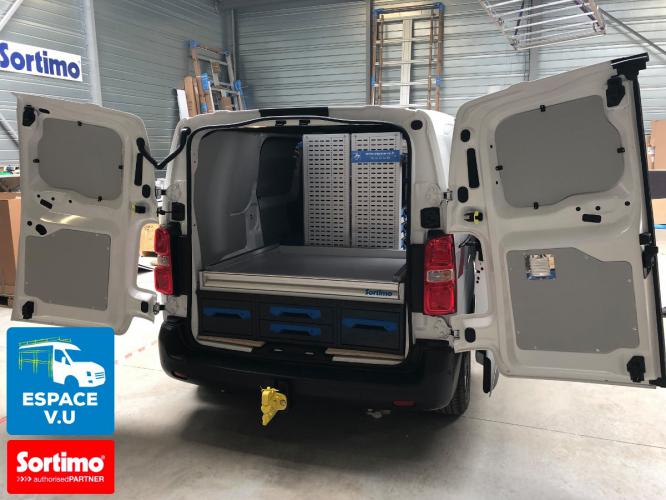 Aménagement pour un Citroën Jumpy M utilitaire double porte latérale en véhicule atelier.