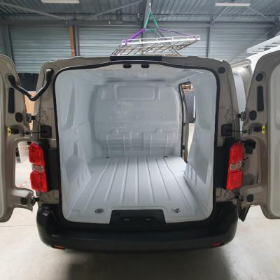 Doublage, placage en polyester pour véhicule utilitaire. Habillage intérieur plastifié, stratifié.
