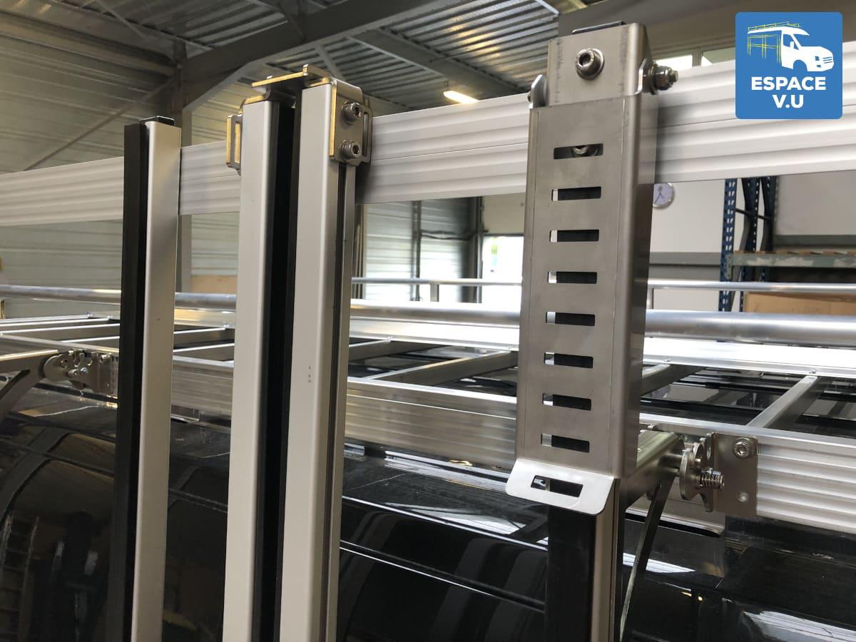 Pupitre porte-verre latéral pour véhicule utilitaire.