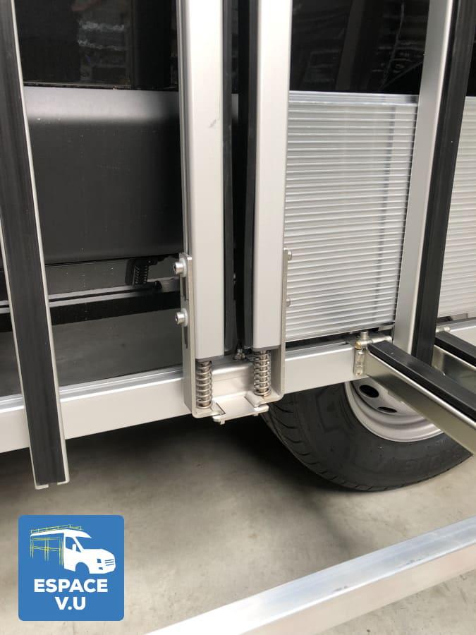 Pupitre porte-verre latéral pour véhicule utilitaire.