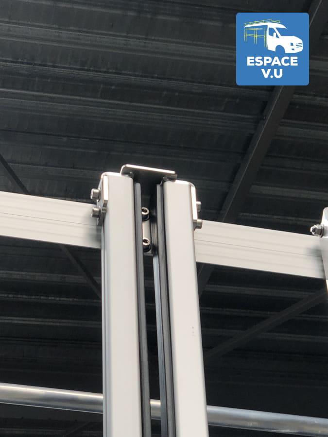 Pupitre porte-verre latéral pour véhicule utilitaire.